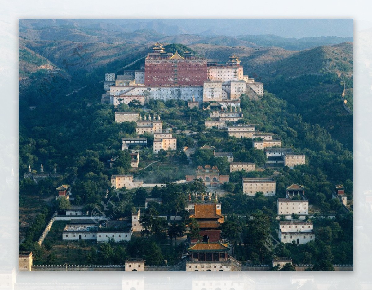 山顶寺院风光图片