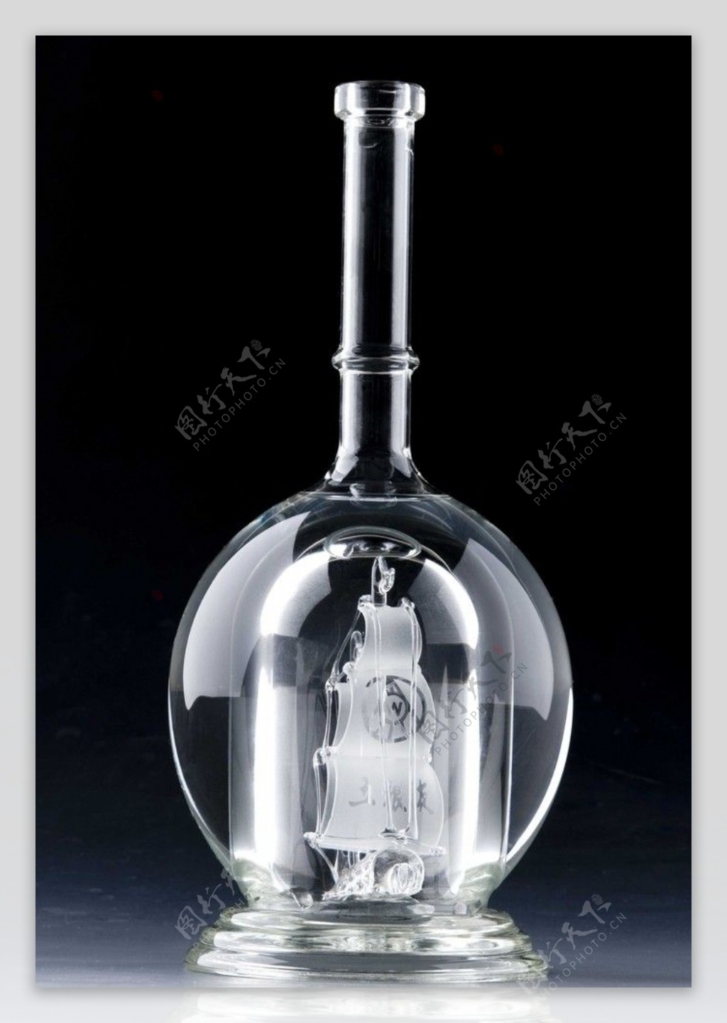 水晶玻璃装饰瓶图片