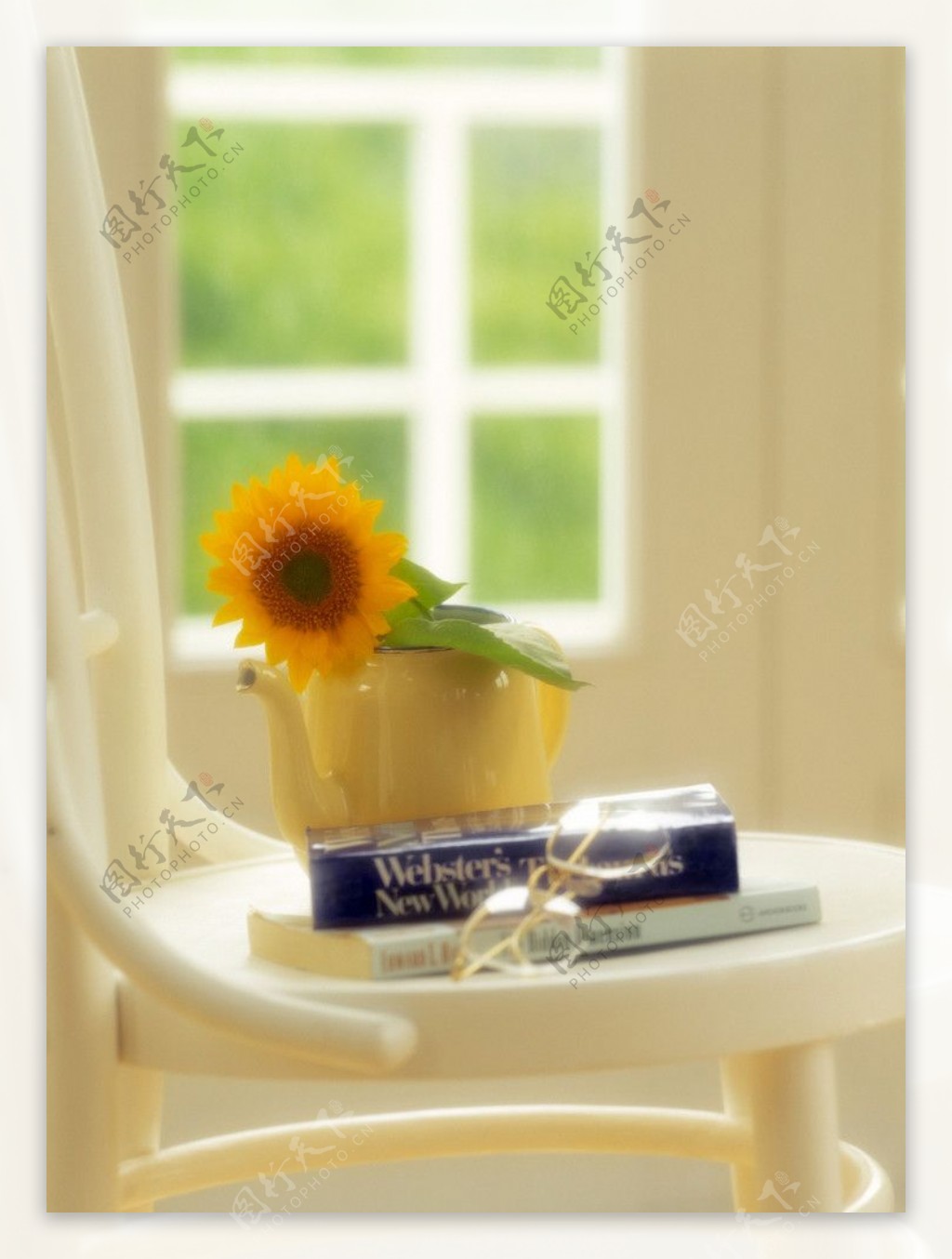 窗前椅子上的向日葵茶壶图片