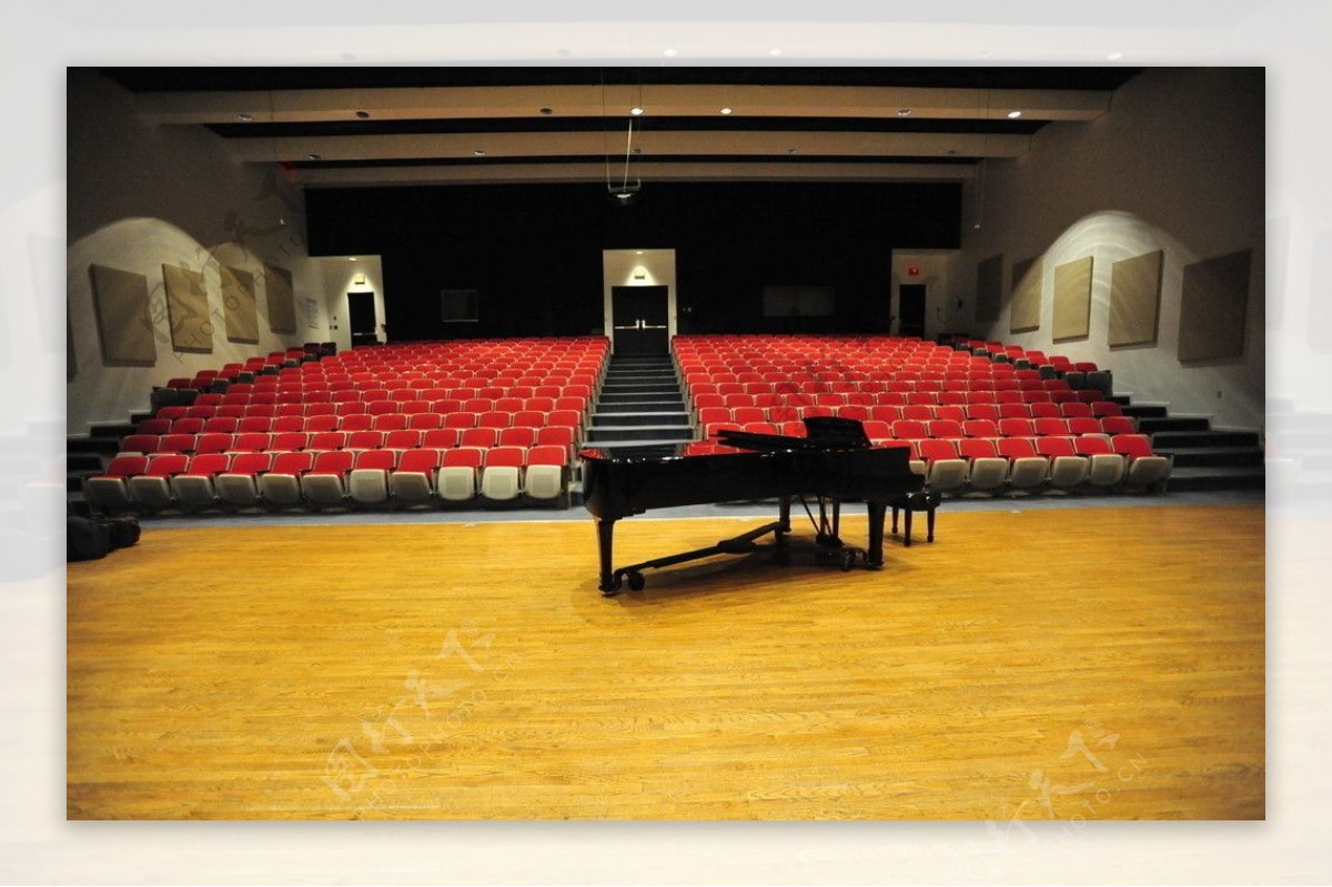 钢琴于演出厅图片
