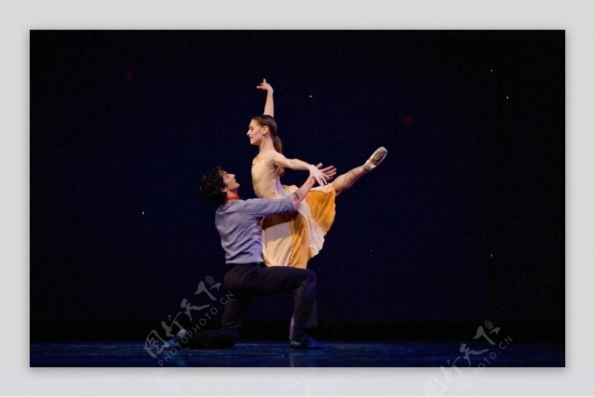 芭蕾舞蹈双人舞女男表演艺术演出舞台美人艺术家投入跳舞图片