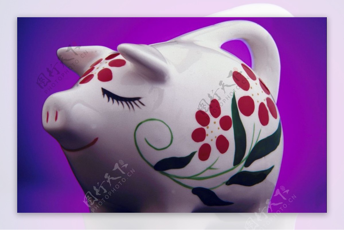 小猪彩绘存钱罐装饰紫色背景图片