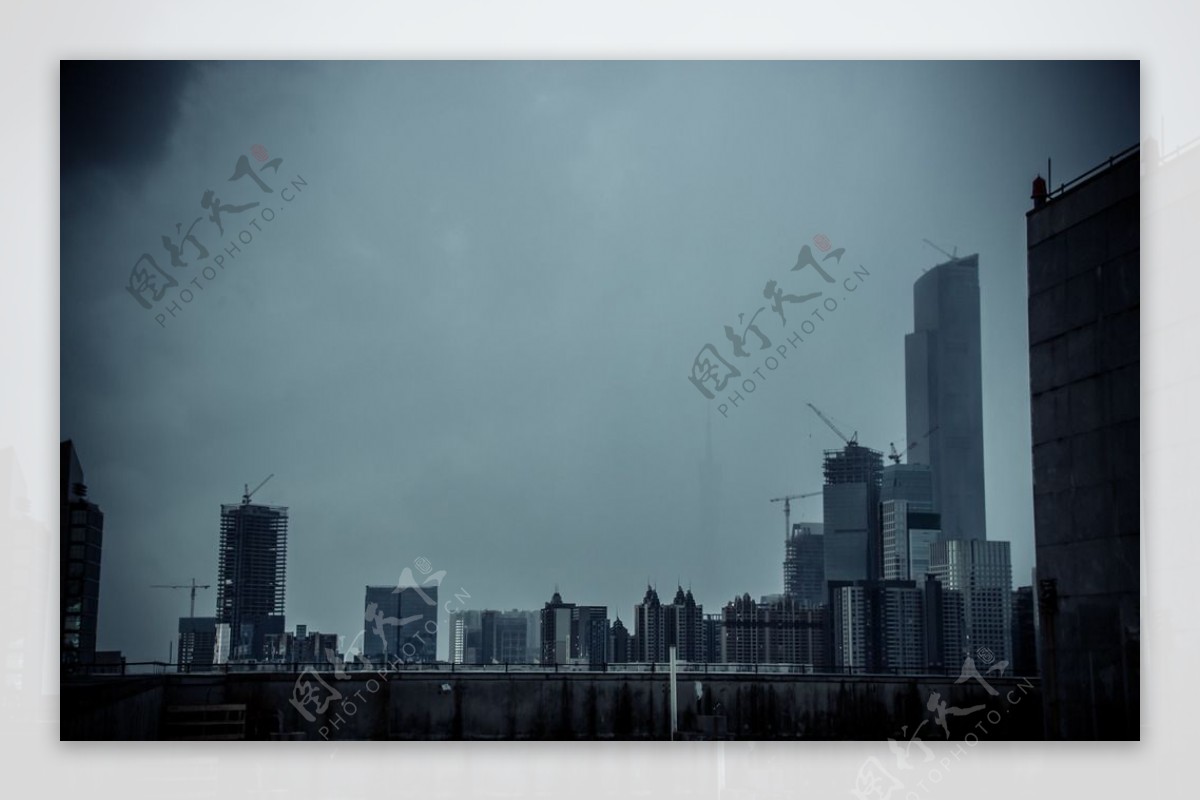 雨中大厦图片素材-编号10970598-图行天下
