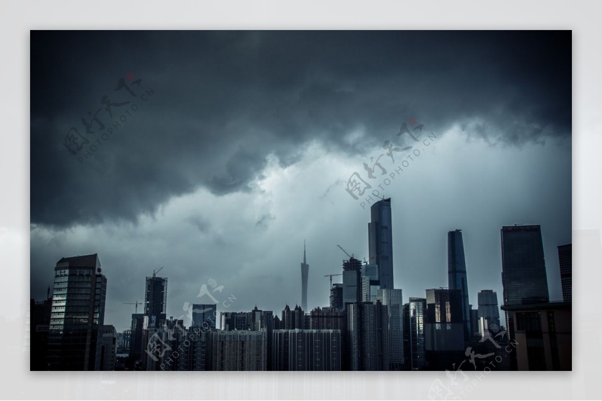 暴风雨中的广州塔图片