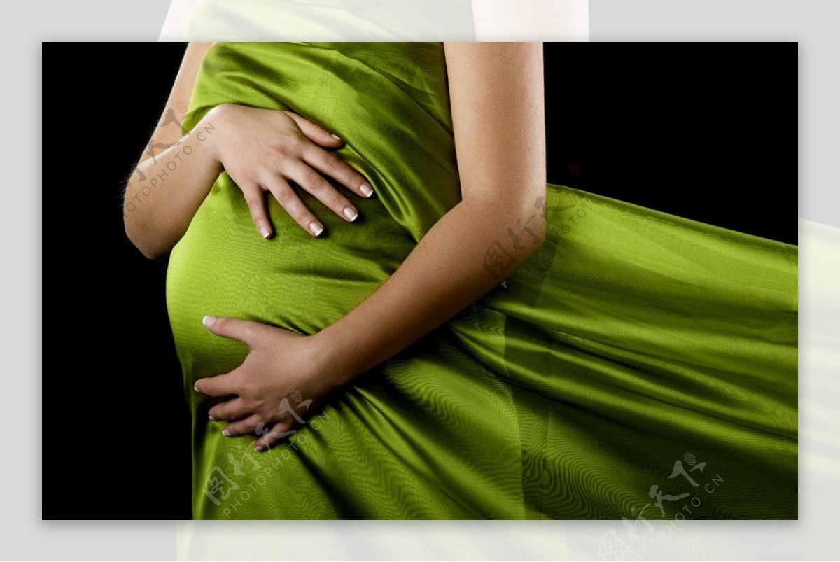 摸隆起腹部的孕妇局部图片