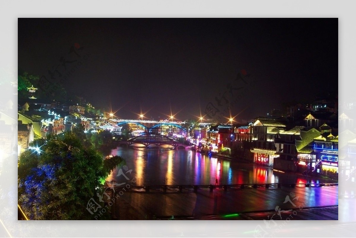 河边夜景图片