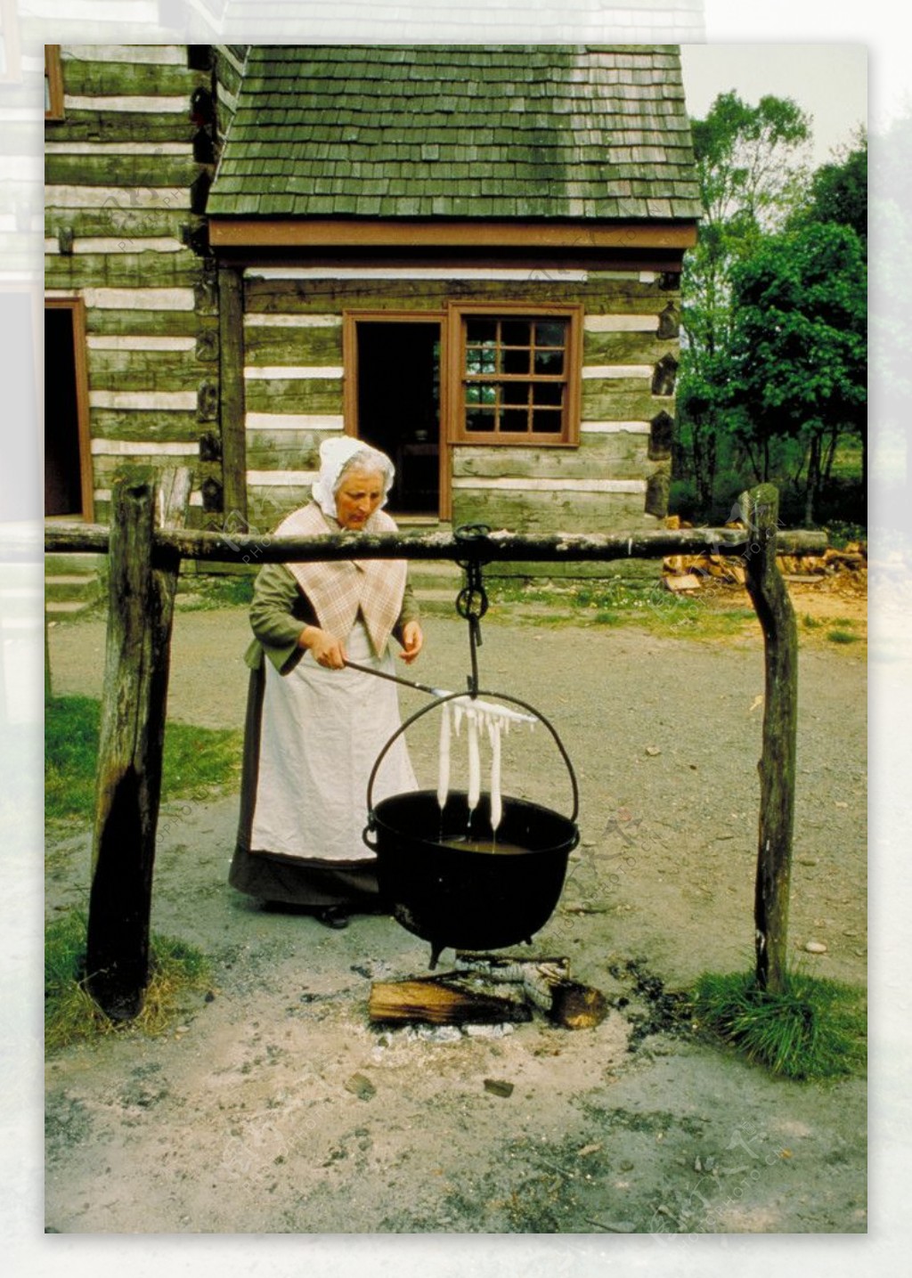 煮饭的农妇图片