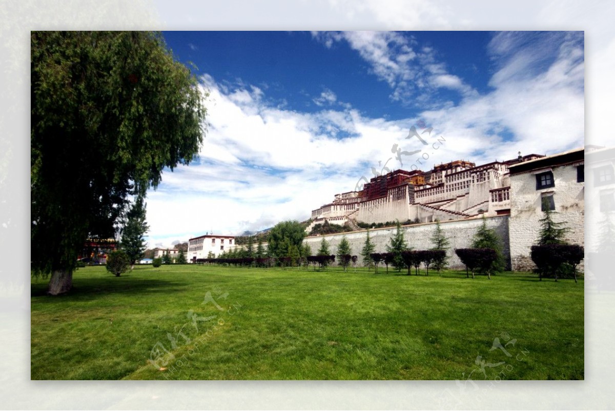 西藏布达拉宫的侧面全景图片