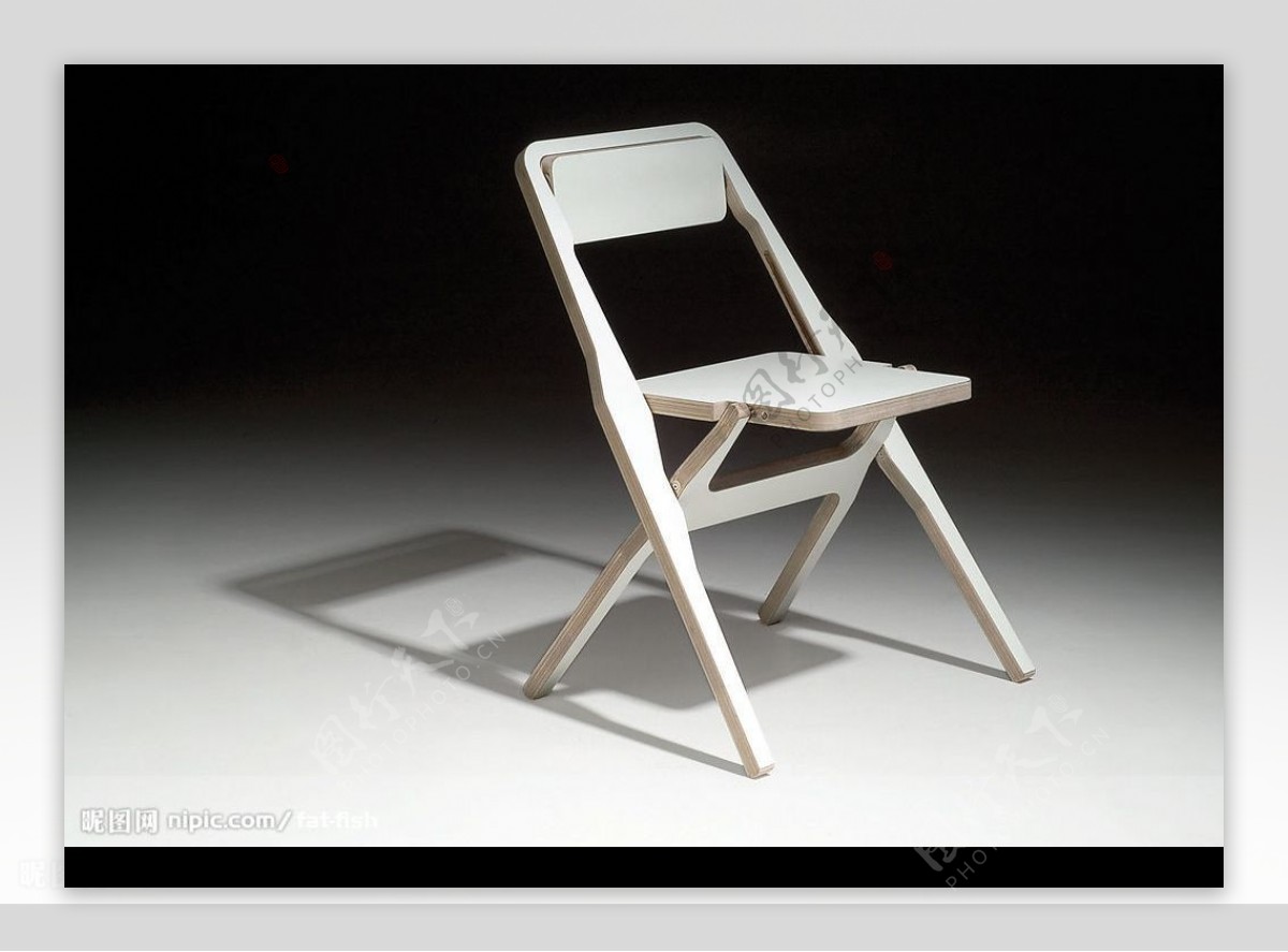 白色木椅子摄影图片