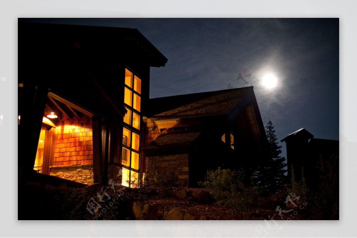 夜色别墅木房天空月光灯光图片