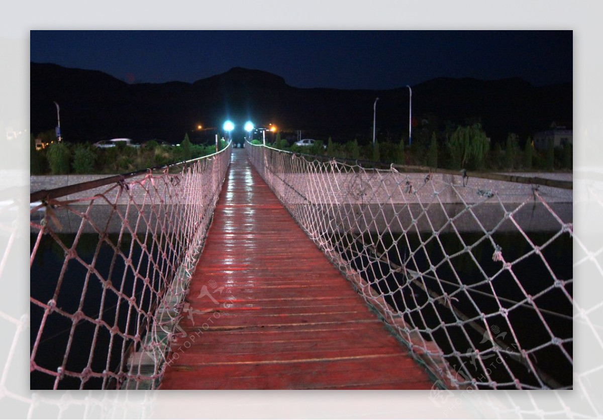 夜晚的吊桥图片
