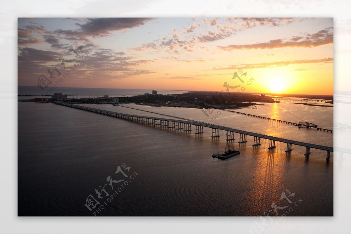 广角桥暖调岛黄昏夕阳云日落图片
