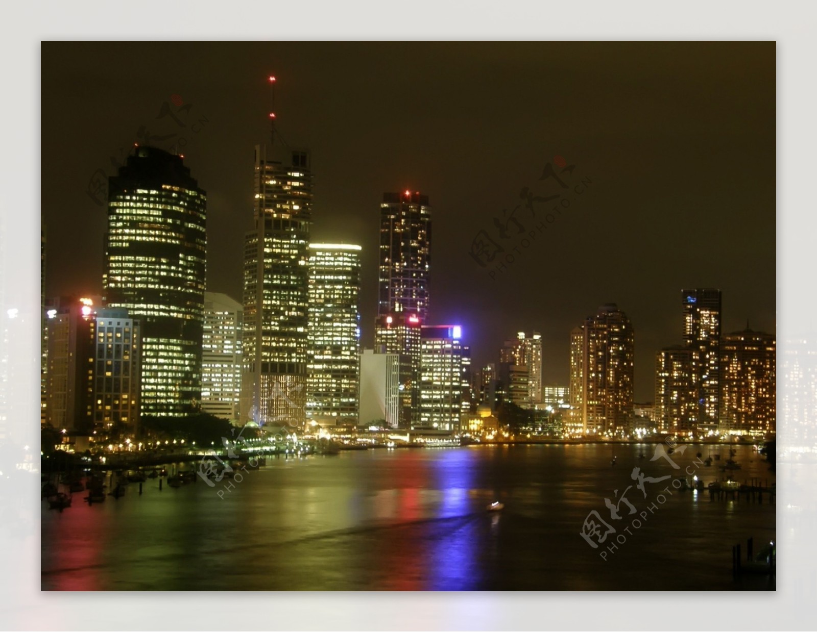 水边城市夜景图片
