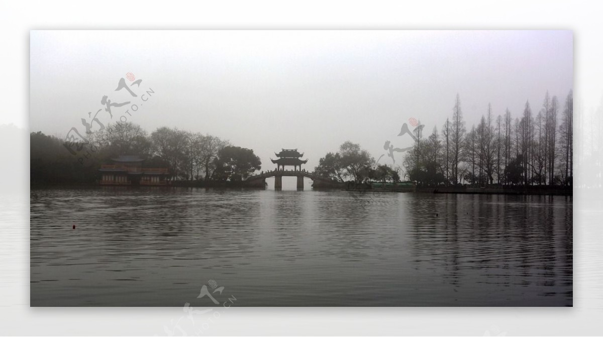 晨雾中的西湖图片