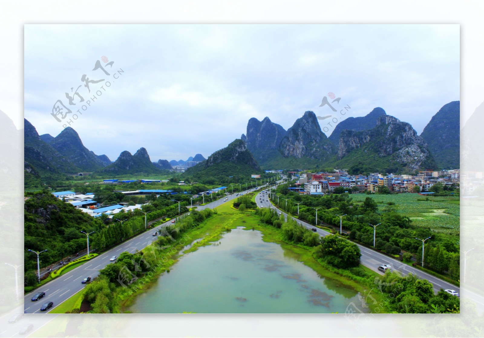 桂林公路山水风光图片