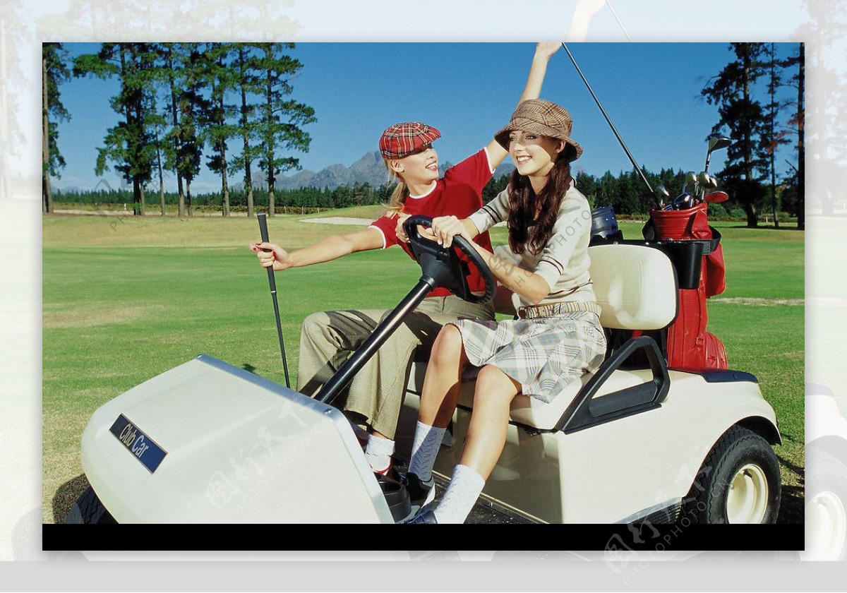 坐在高尔夫球车上的女士们图片