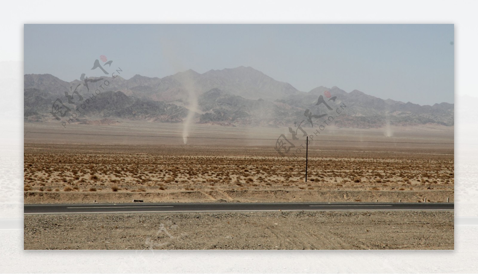 沙漠中的龙卷风图片