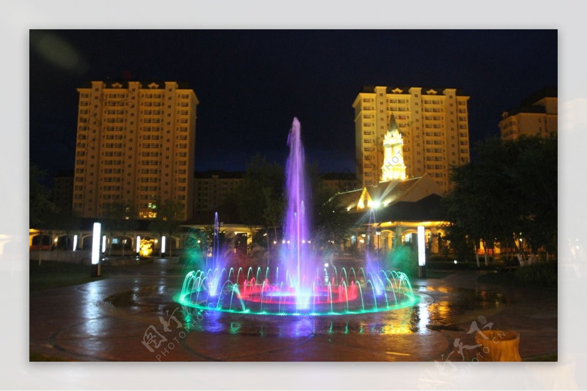 呼伦贝尔爱心家园喷泉夜景图片