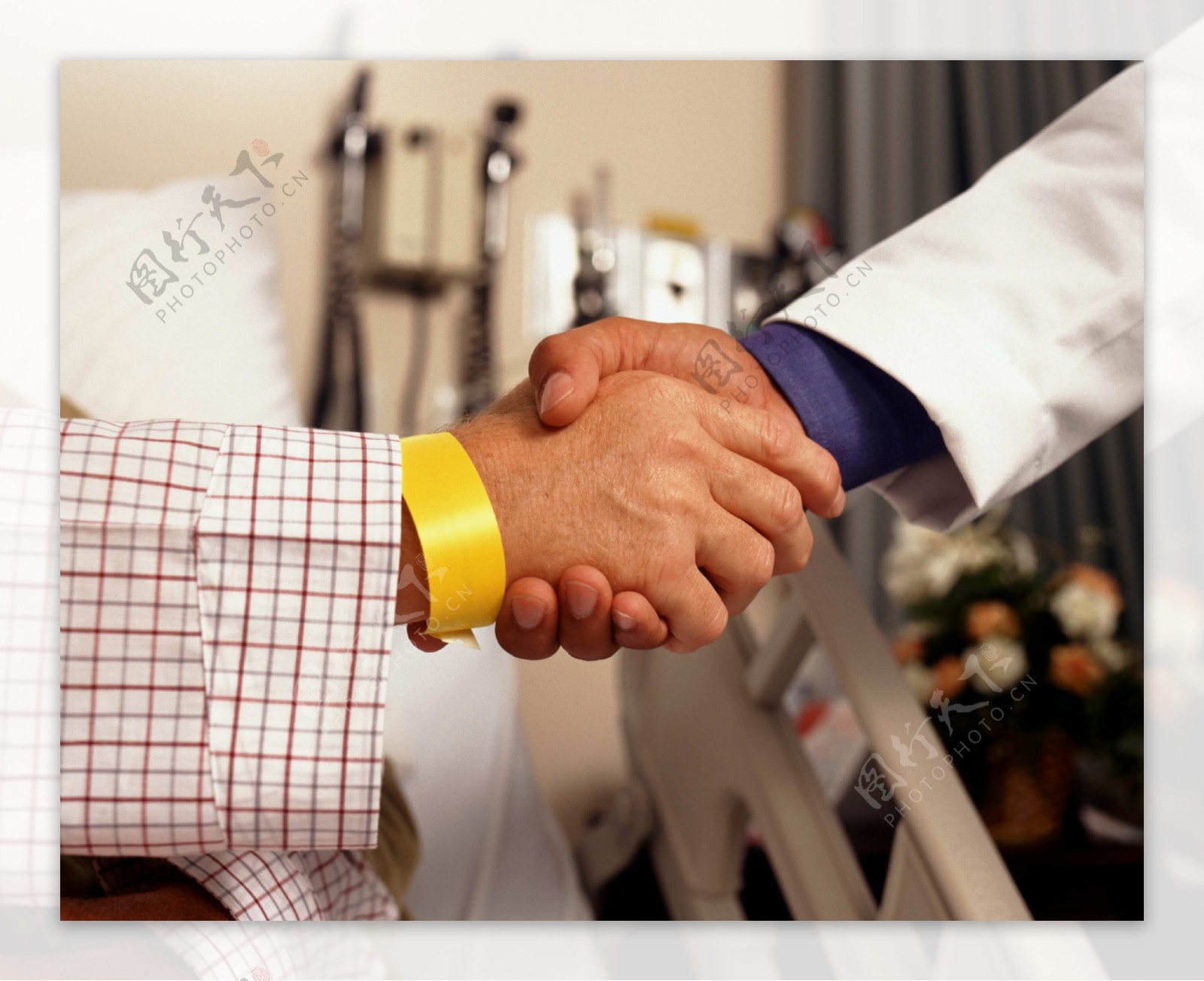 医生患者握手图片