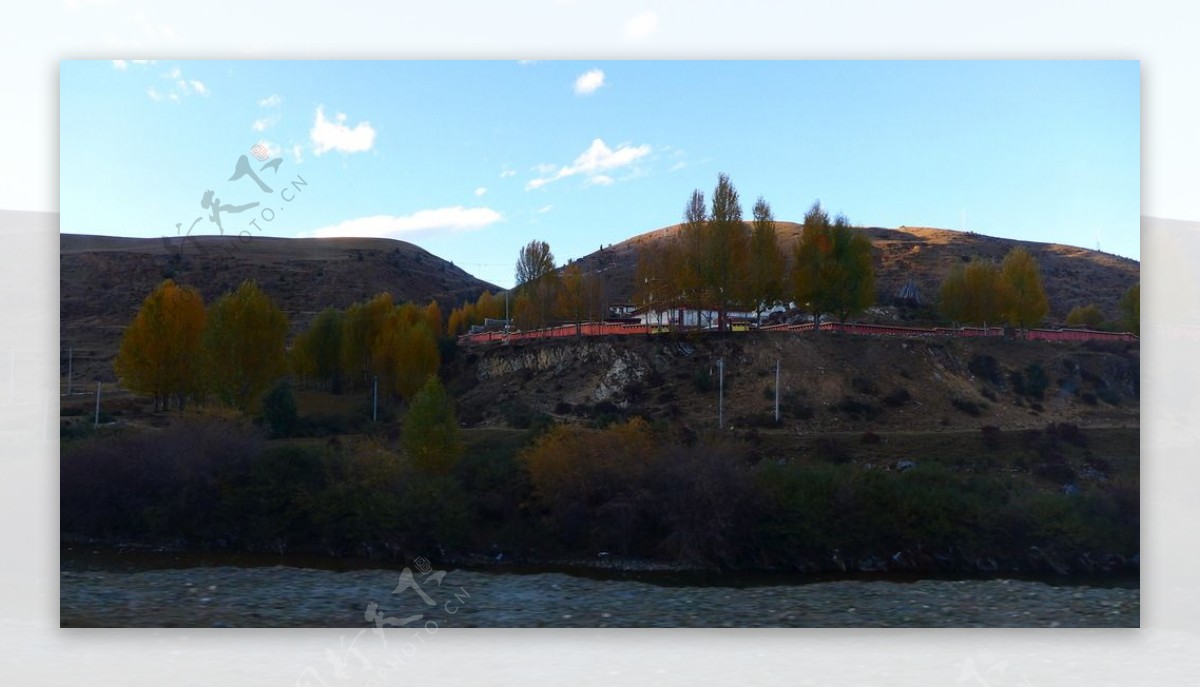 川藏线上的秋色图片