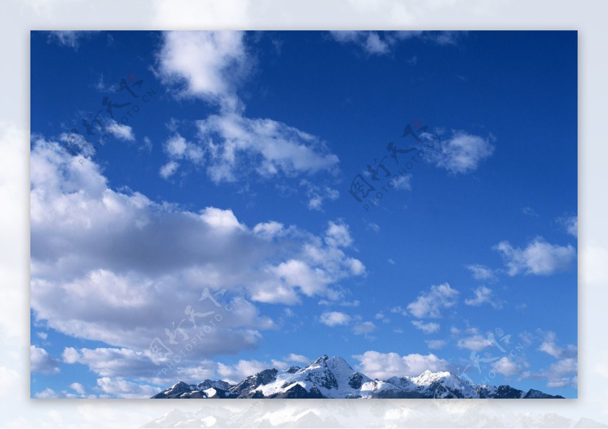 黑色岩石蓝天白云风景图片
