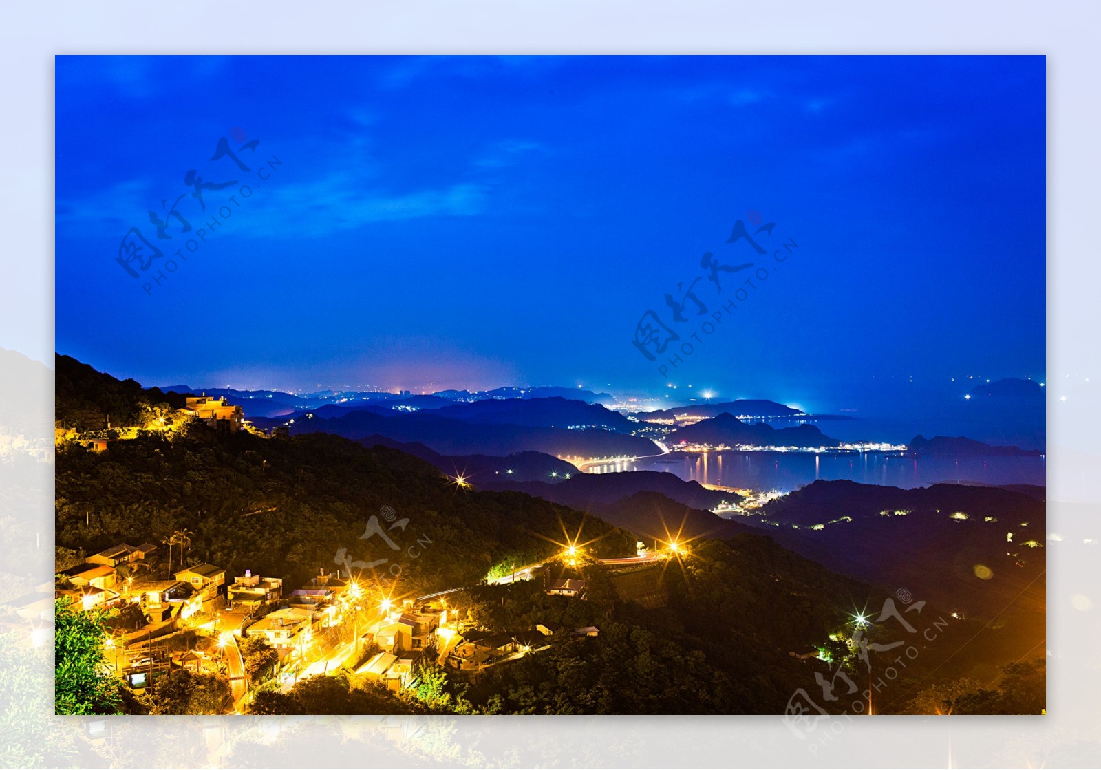 台湾九份山城夜景图片