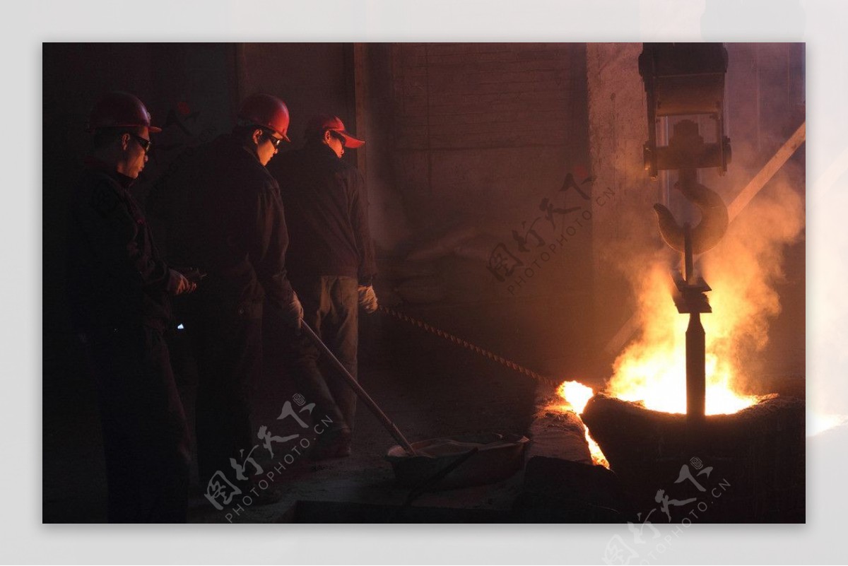 炼钢工人图片