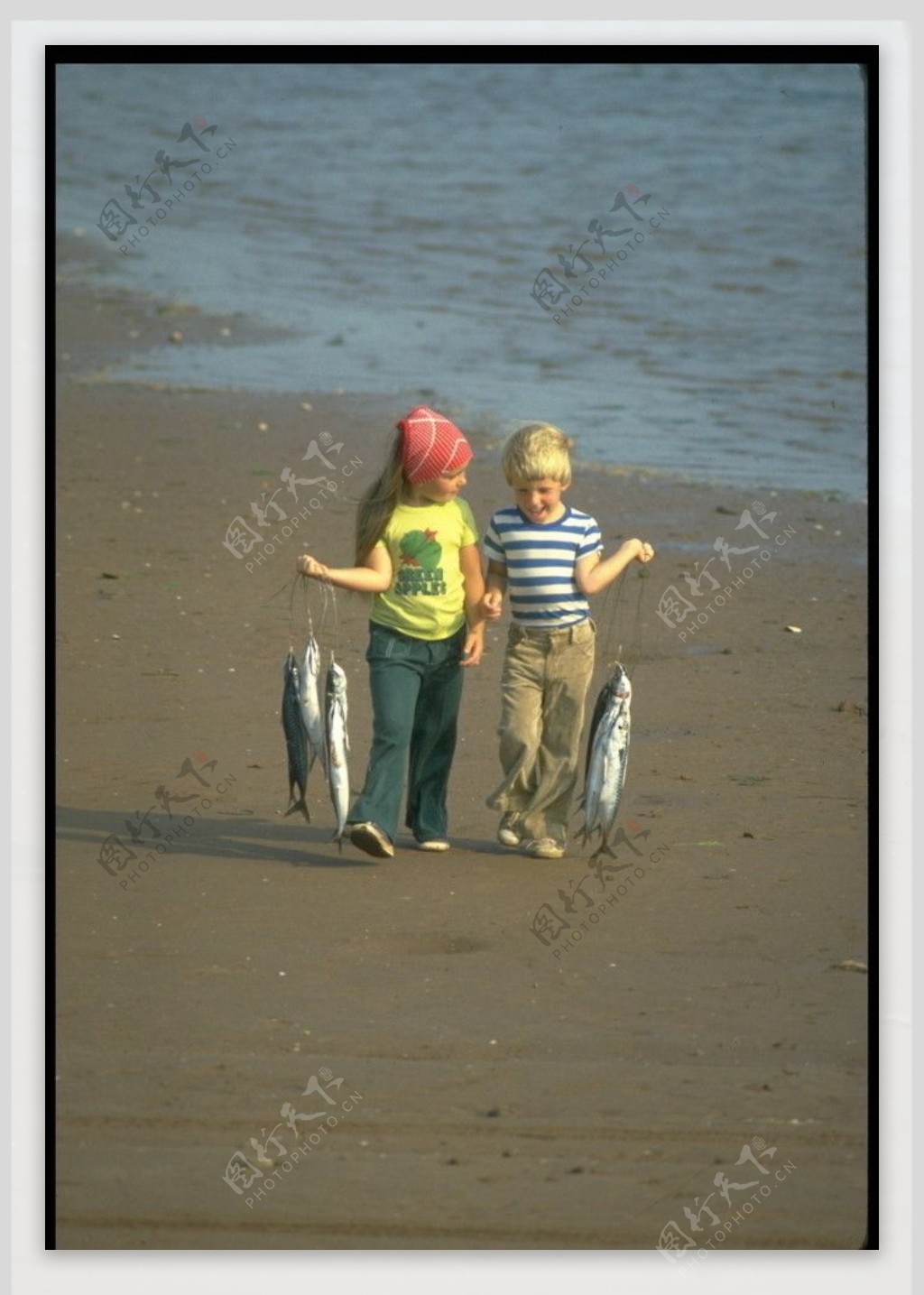 海边的孩子图片