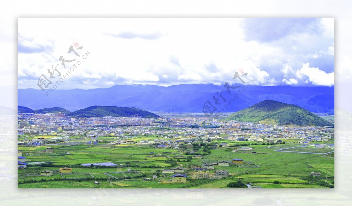 香格里拉县城全景图片