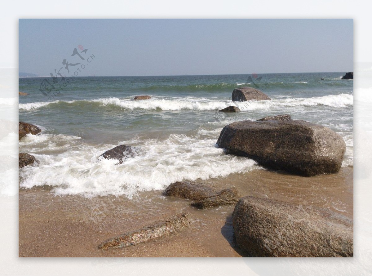 海边沙滩石头美景风光图片