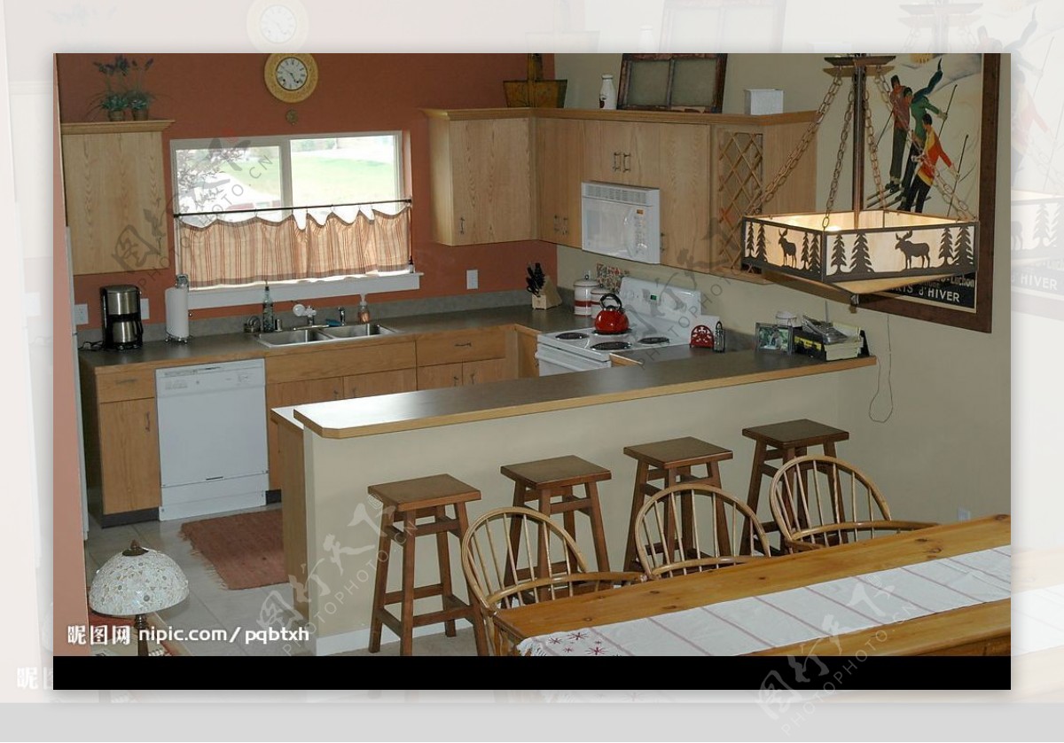 带吧台的木质装修厨房图片