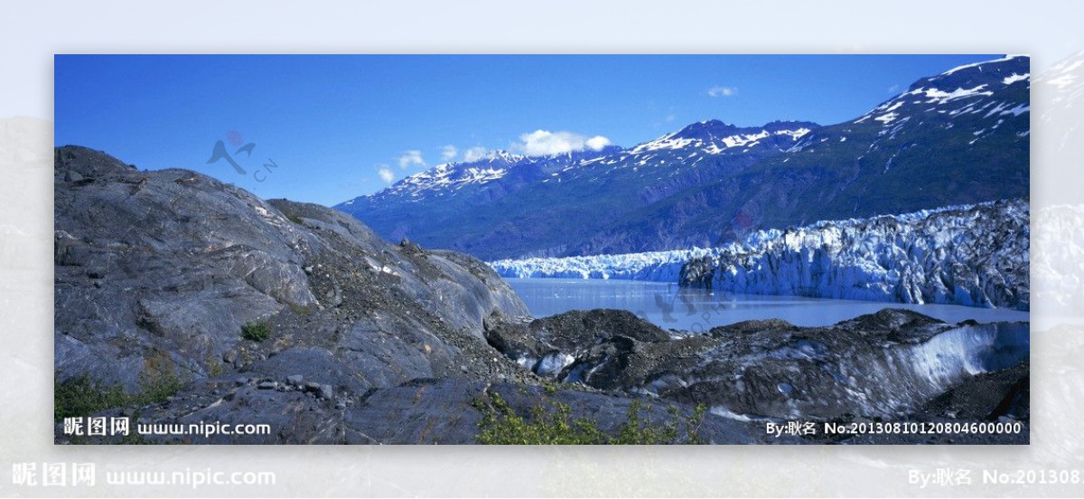 雪山湖泊与山峰美景图片