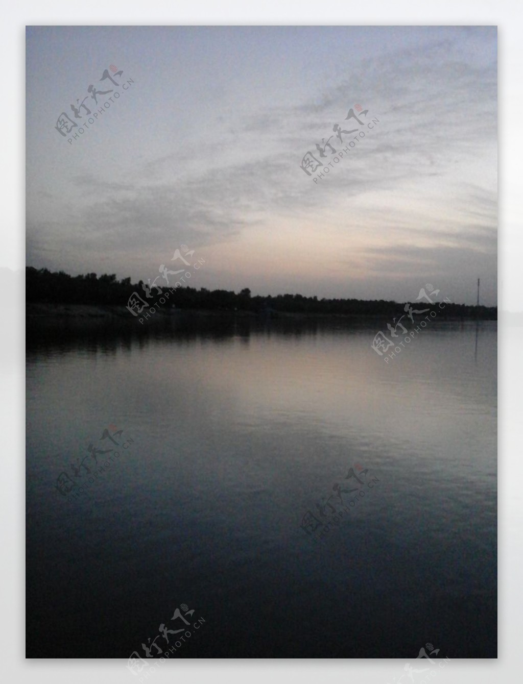 夜空湖景图片