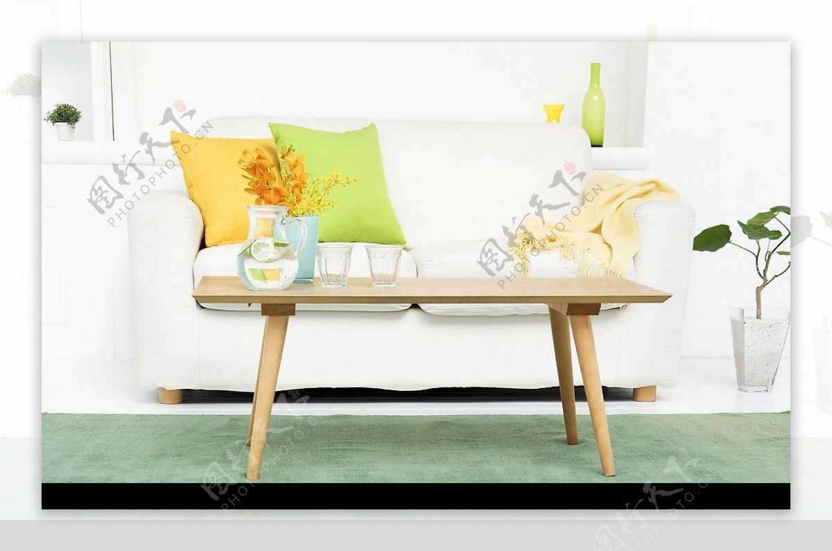 木桌与纯白沙发图片