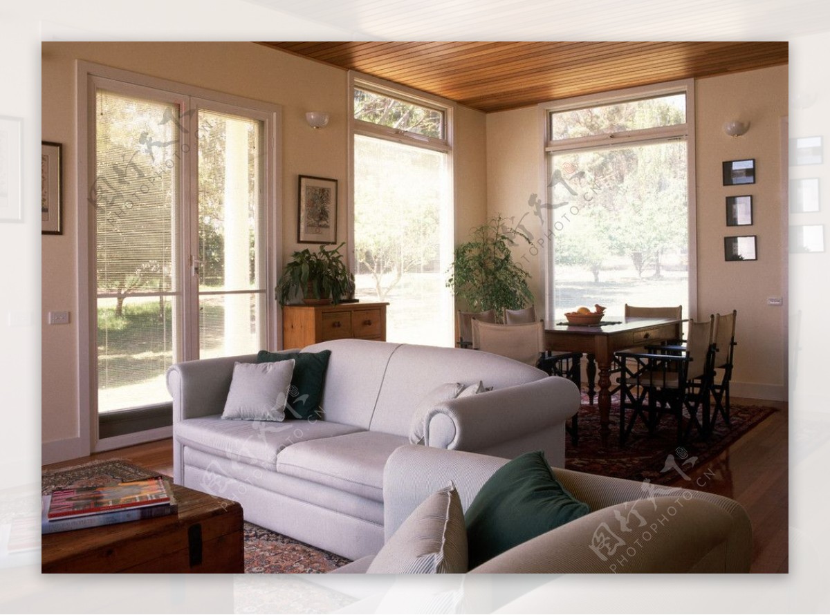 超大背景素材客厅舒适优雅沙发门窗图片