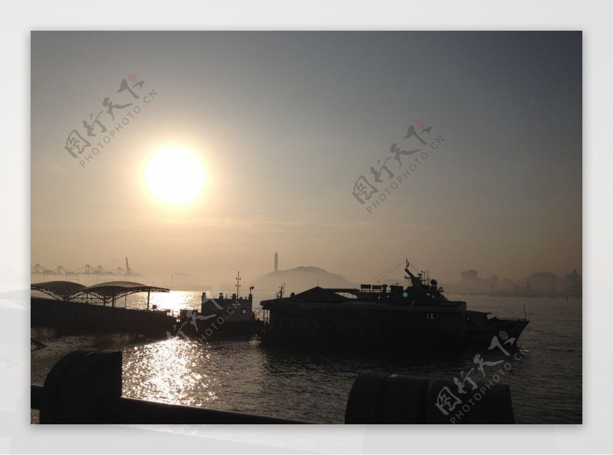 海岛上夕阳日落渔船图片