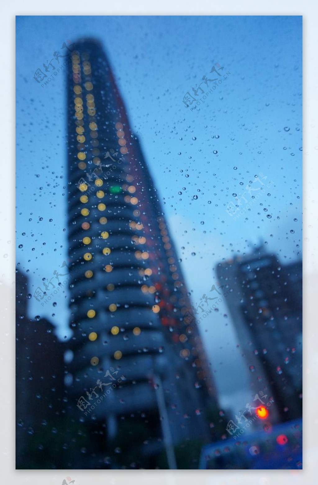 雨中建筑图片