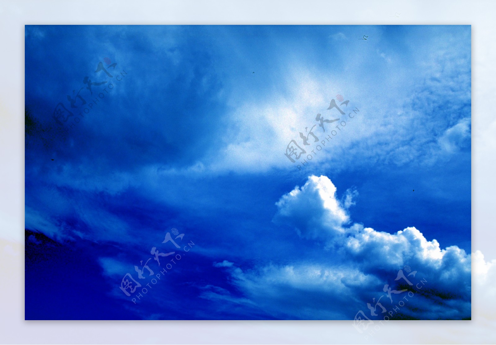 海蓝色大气天空图片