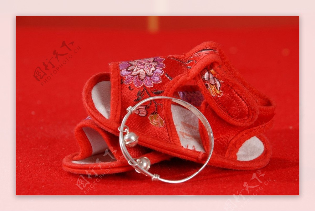 儿童红色绣花鞋图片