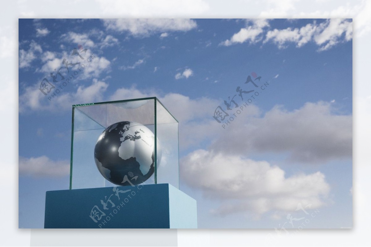 玻璃柜中的地球图片