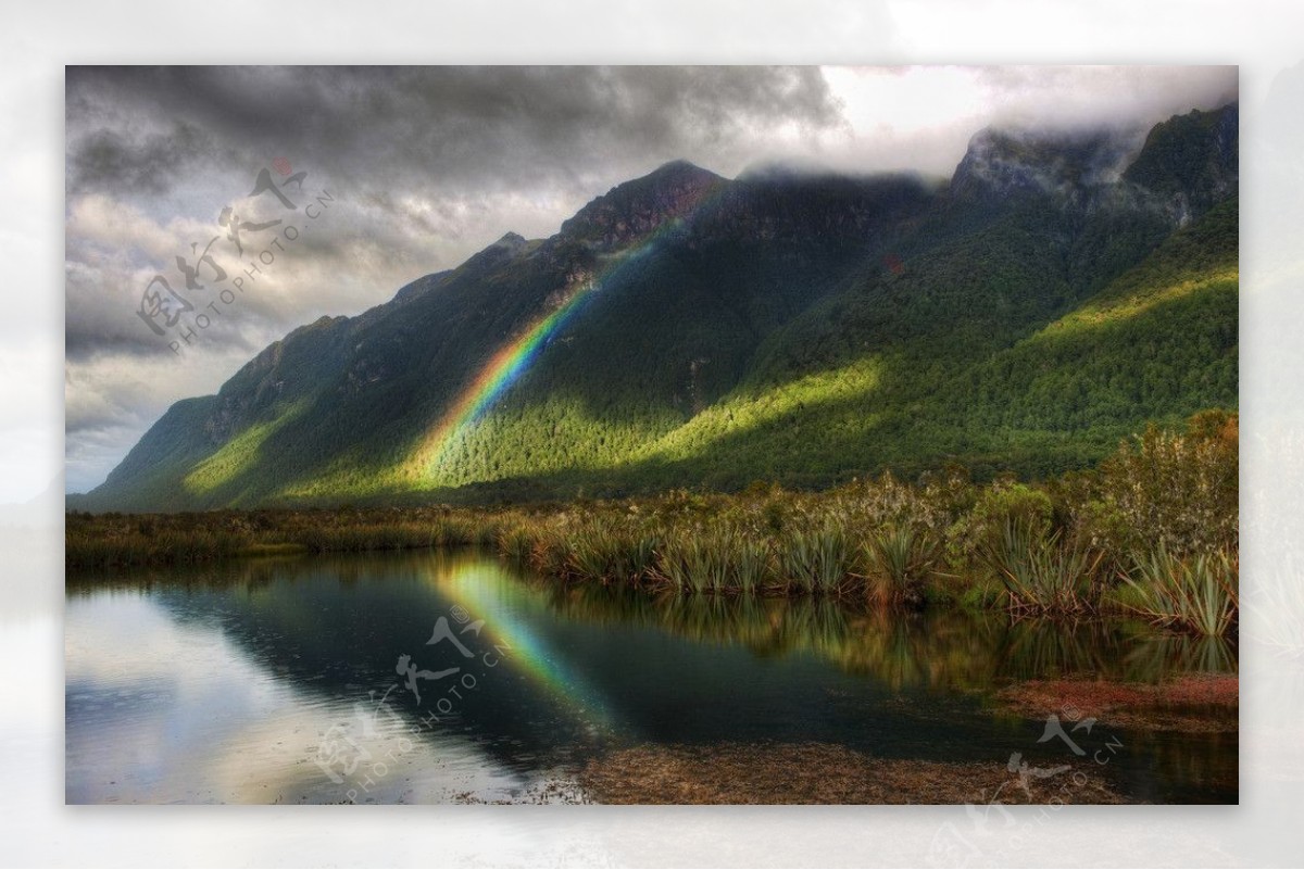 高山湖泊彩虹图片