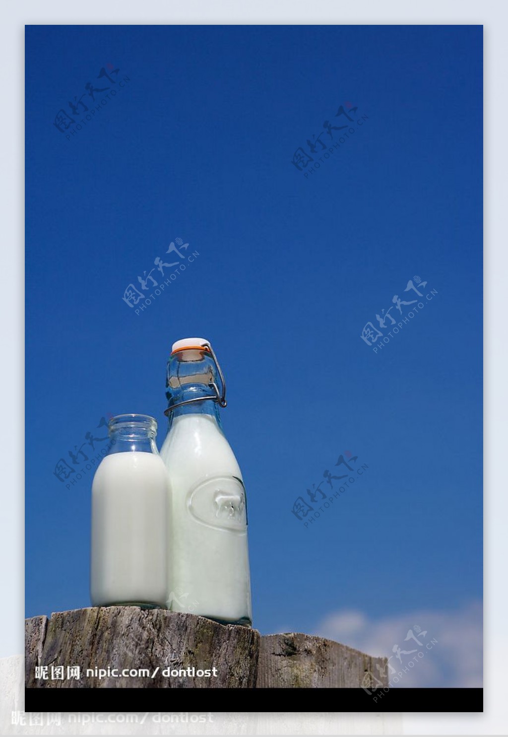 牛奶瓶子与天空图片