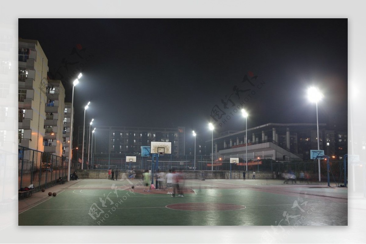篮球场LED路灯图片