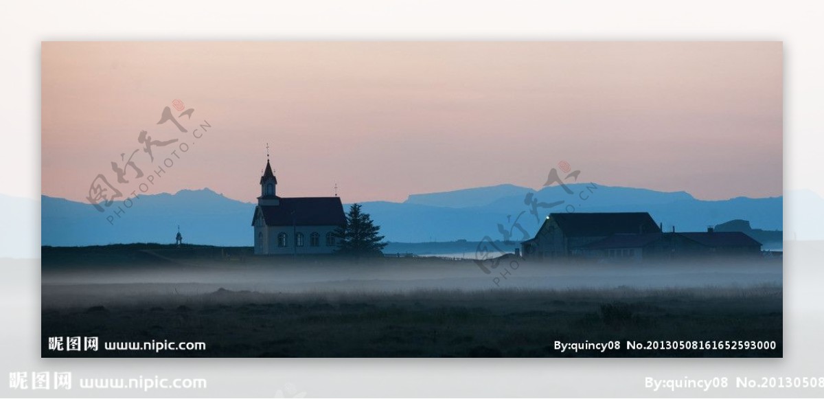 雾中教会图片