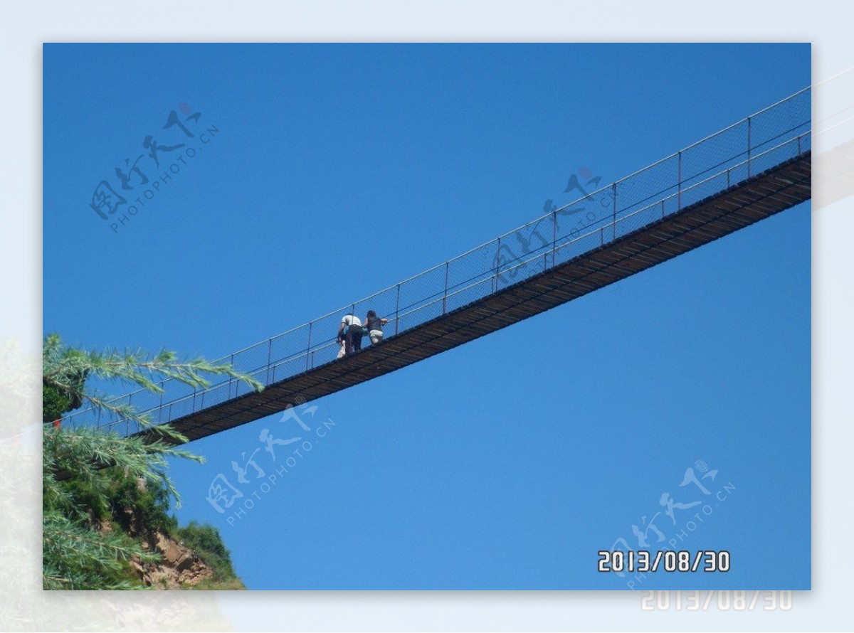 蓝天下的铁索桥图片