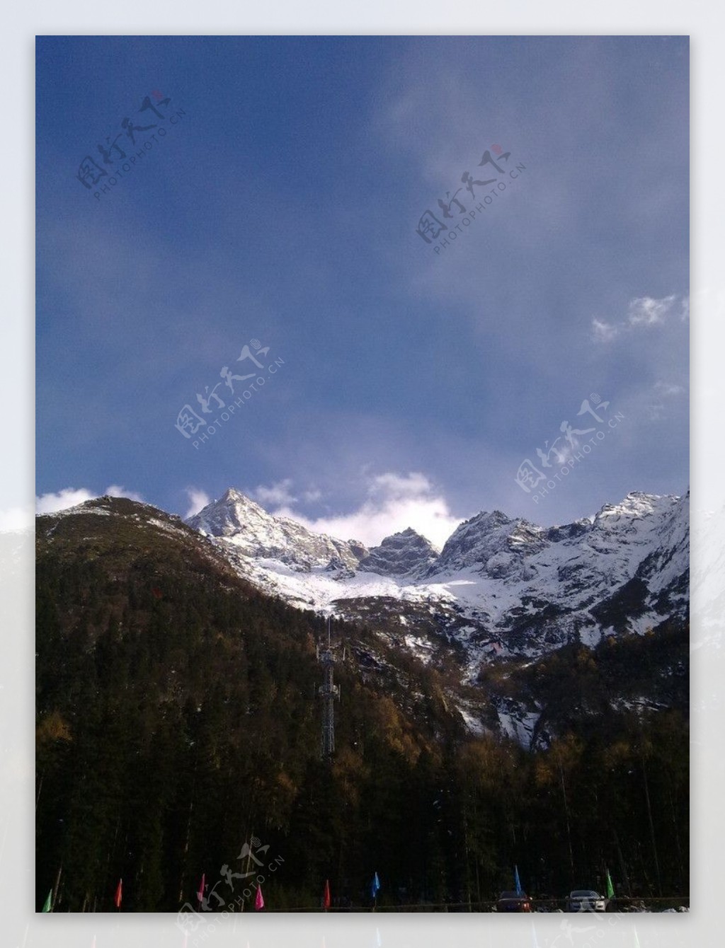 冬季白雪覆盖湖面和山峰图片-壁纸高清