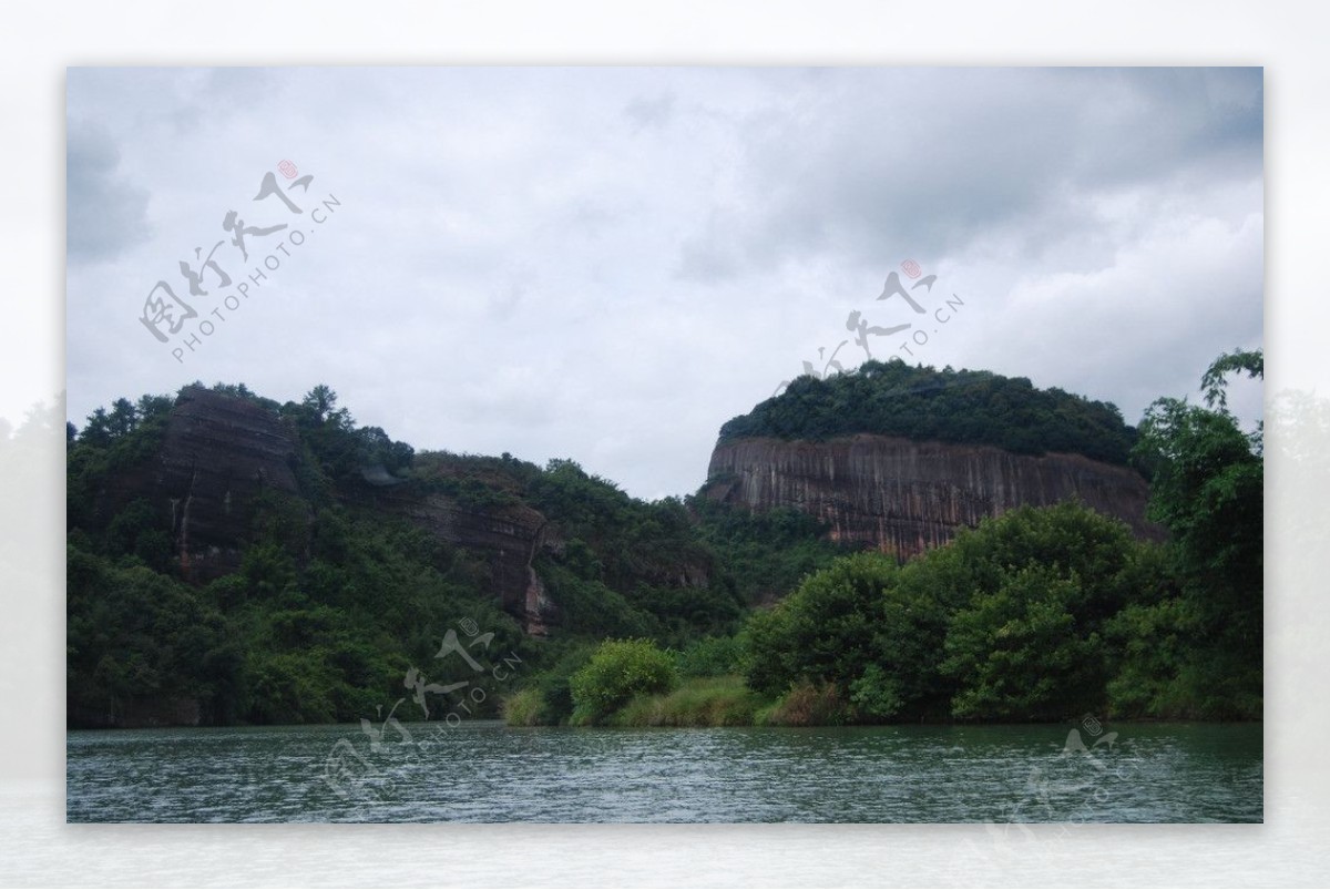 高山湖水图片