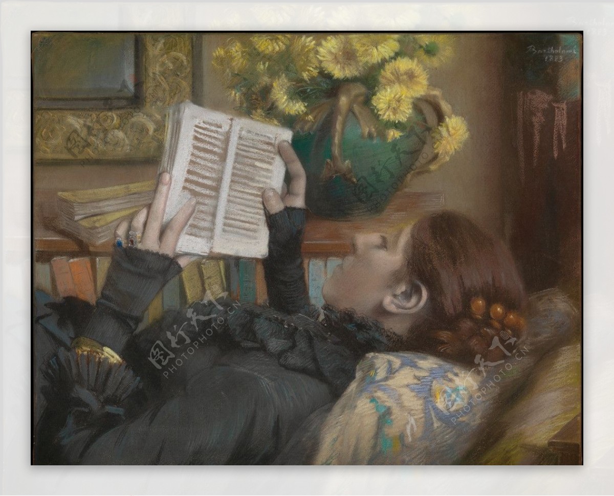 躺着看书的女人图片