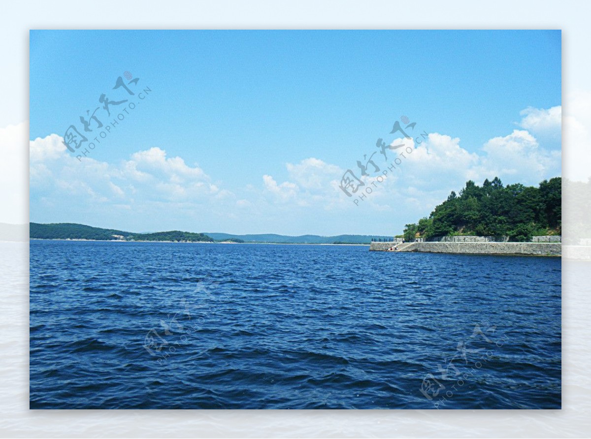 蓝天平湖图片