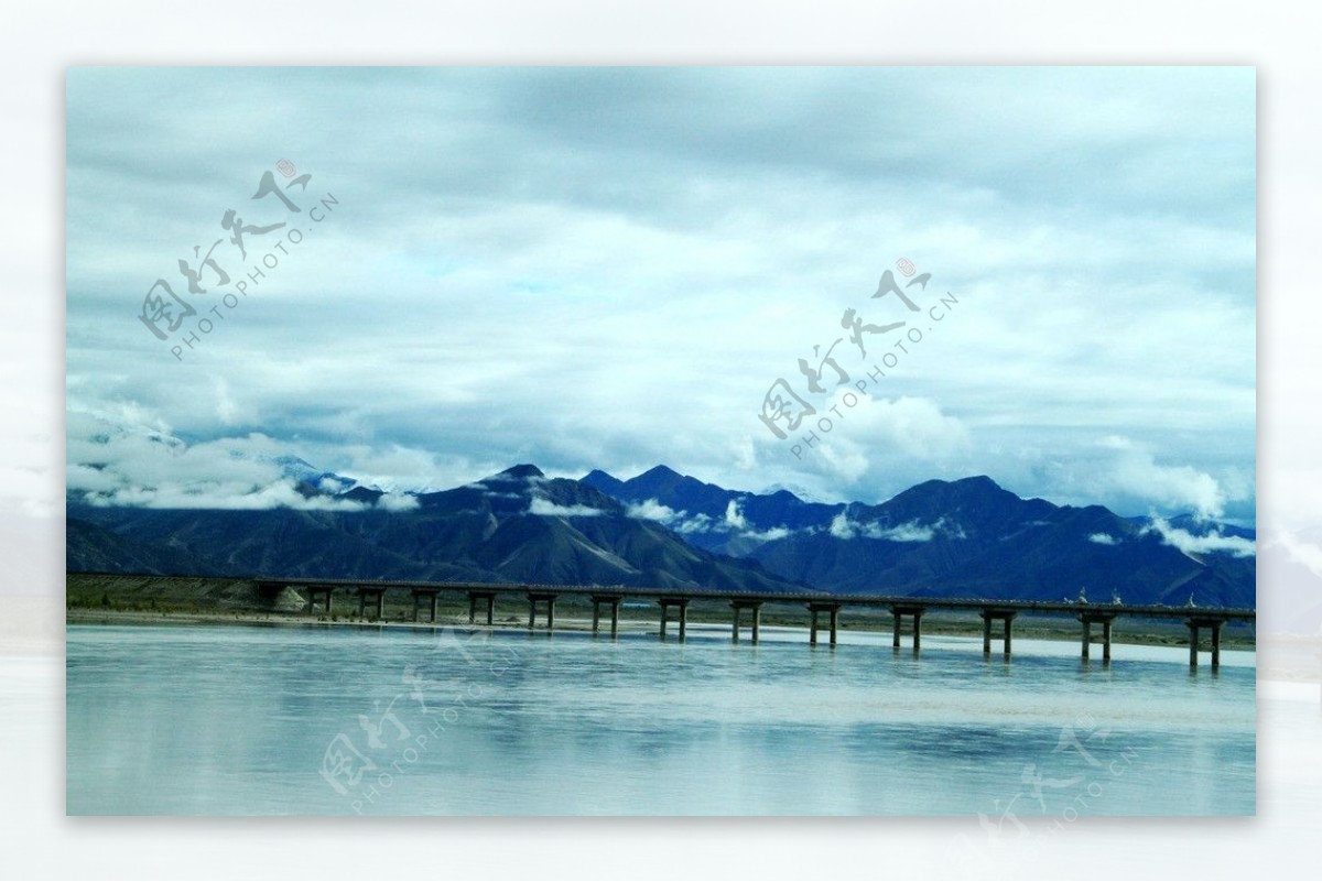 雪山圣湖图片
